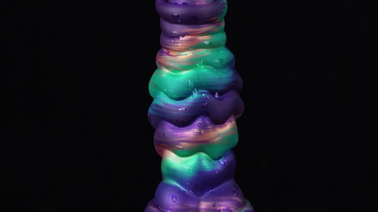 Tuotteen Alien Toys Bahamut - Tekopenis ty�nt�liikkeell� ja v�rin�ll� esittelyvideo 1